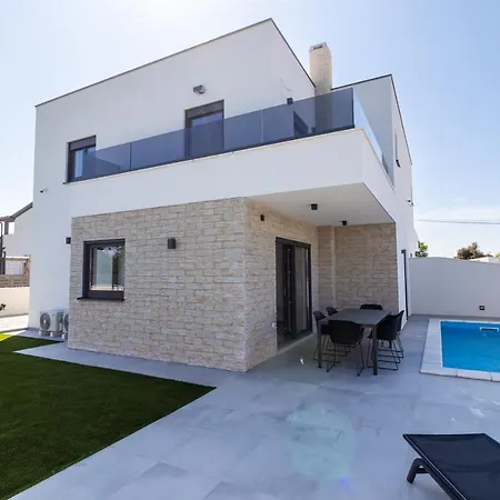 Villa Noah Sisan